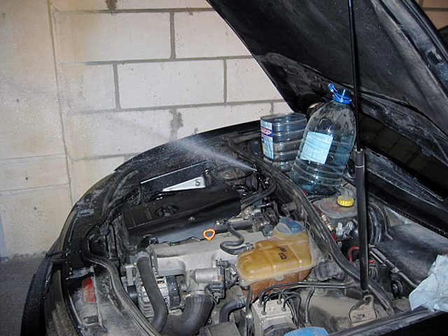 Лопнувший топливопровод может стать причиной запаха топлива в салоне авто