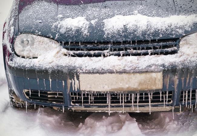 Зимой все жидкости автомобиля от низкой температуры становятся более вязкими, в том числе и масло в двигателе