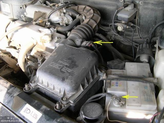 Моторный отсек автомобиля ВАЗ-2110, соединительная колодка ДМРВ и минусовая клемма аккумулятора