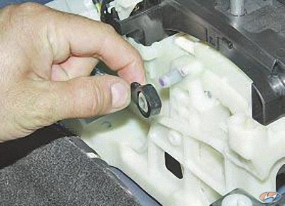 Отсоедините наконечник троса привода управления коробкой передач на автомобиле Hyundai Solaris
