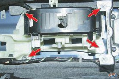 Выверните четыре болта крепления кулисы селектора управления коробкой передач к основанию кузова на автомобиле Hyundai Solaris