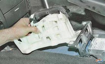 Снимите кулису селектора управления коробкой передач на автомобиле Hyundai Solaris
