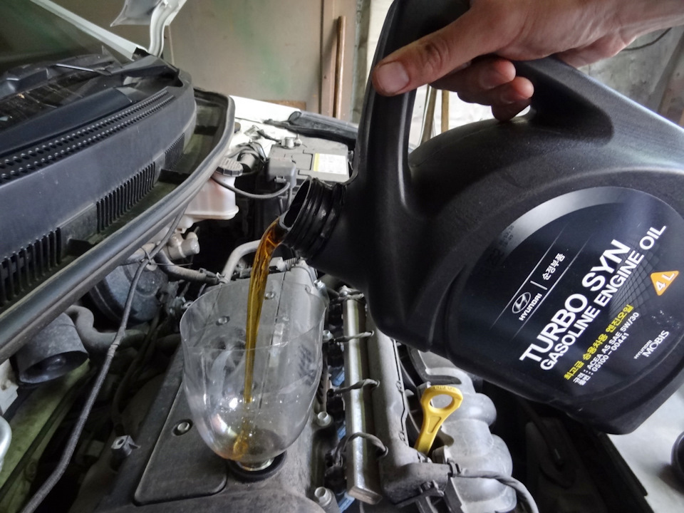 Залейте масло в двигатель на автомобиле Hyundai Solaris