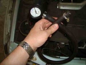 Проверка давления в топливной рампе