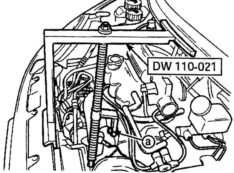 Установка и крепление инструмента DW 110—021 болтом (1) крепления выпускного коллектора