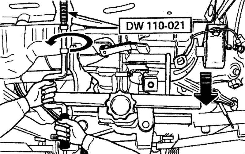 Ослабление шарнира приспособлением для поддержки двигателя DW110—021