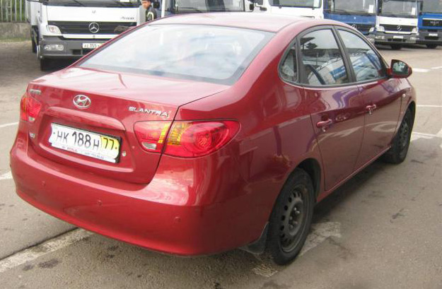 Автомобиль Hyundai Elantra: вид сзади
