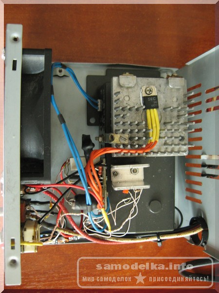 корпус автоматического зарядного устройства вид внутри