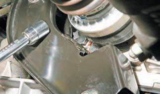 Проверка уровня и доливка масла в механическую коробку передач Шевроле Лачетти