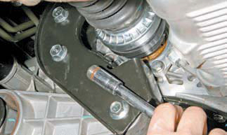 Проверка уровня и доливка масла в механическую коробку передач Шевроле Лачетти