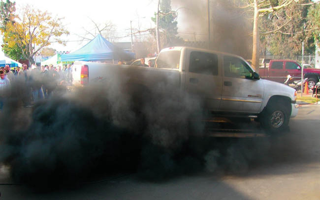Черный дым из выхлопной трубы – причины и последствия и способы решения. фото 2