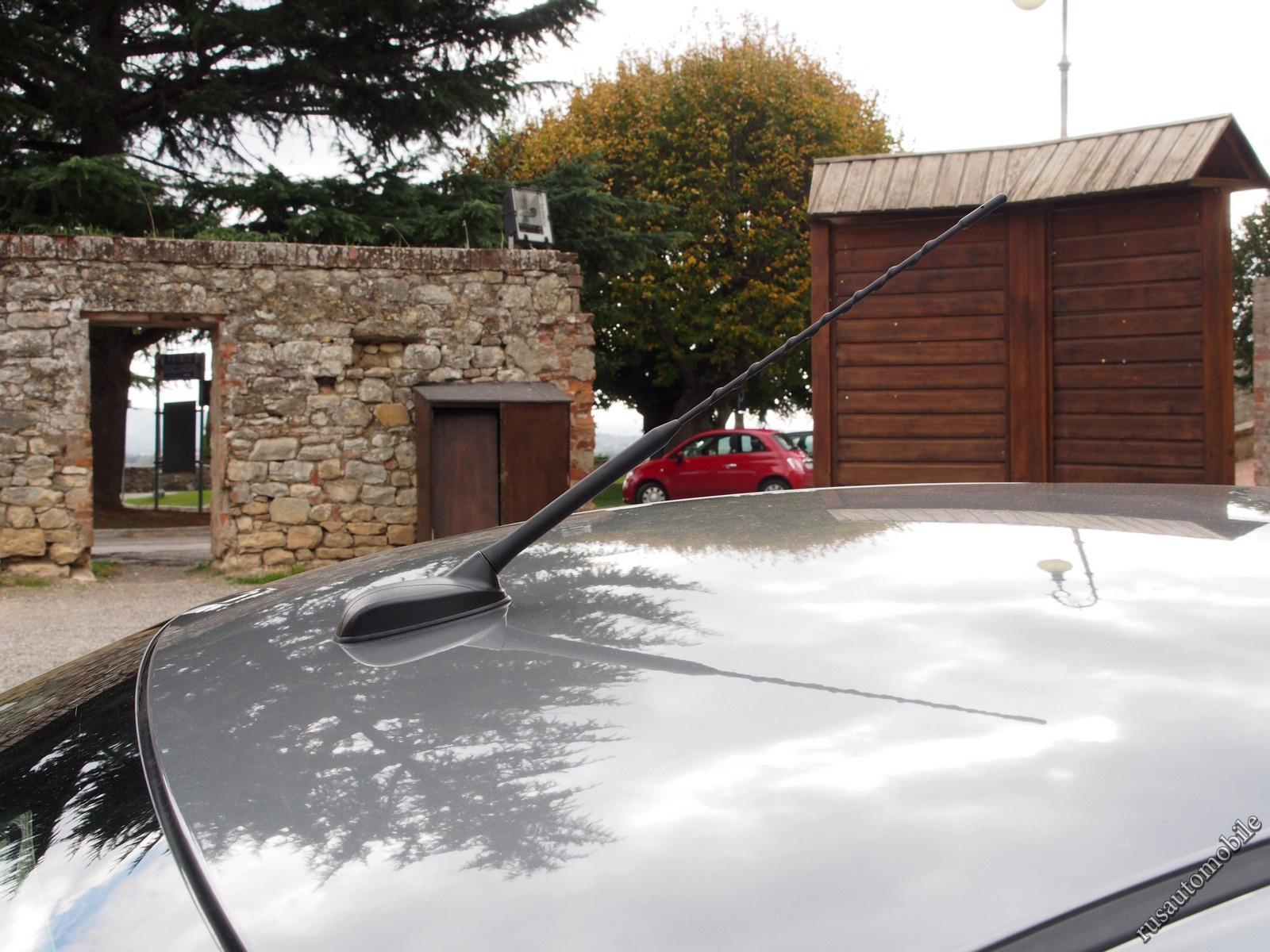 Переднее размещение антенны на крыше продиктовано удобством совмещения ее с потолочным плафоном. Так и у Renault Logan