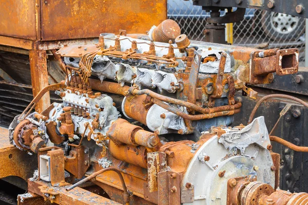 Старые ржавые 6 цилиндровый дизельный двигатель — стоковое фото