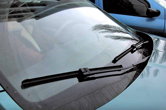 Щётки стеклоочистителя на лобовом стекле автомобиля