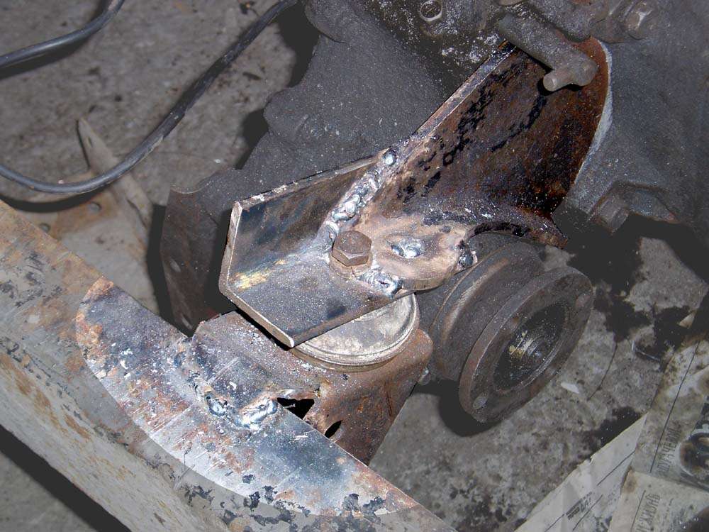 Крепление двигателя к кузову с помощью металлических уголков