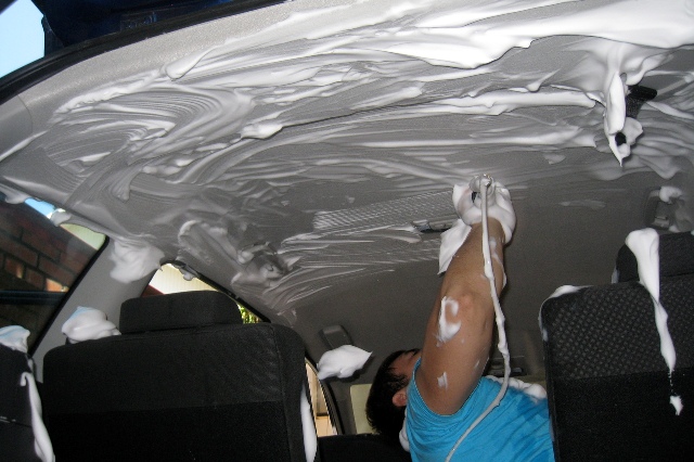 Процесс химической чистки потолка авто