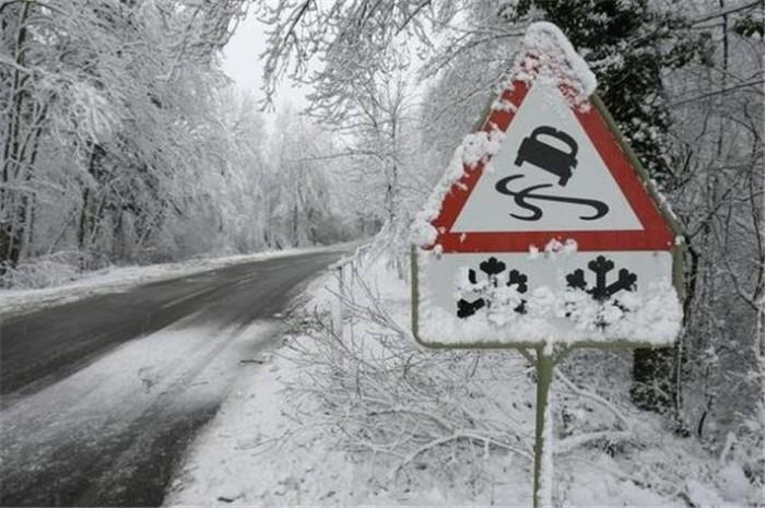 Знак предупреждения о скользкой дороге