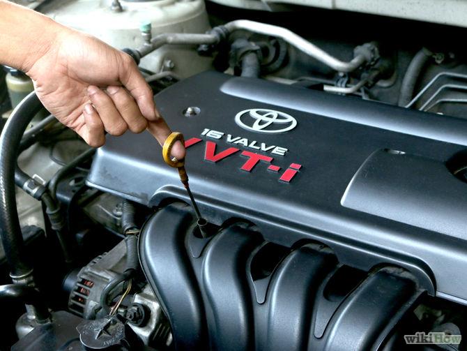 Проверка уровня масла в двигателе автомобиля Toyota 