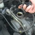 Проверка чистоты горловины для залива масла в двигатель