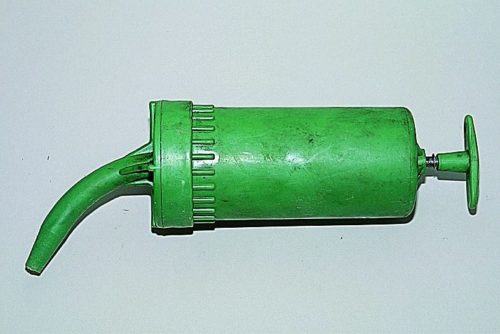 Пластиковый шприц используется при замене масла в КПП