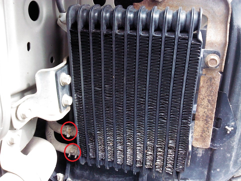 Размещение хомутов крепления шлангов вариатора или АКПП к радиатору охладителя рабочей жидкости коробки передач Mitsubishi Outlander XL