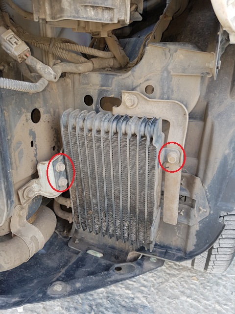 Размещение болтов крепления радиатора вариатора к кронштейнам кузова Mitsubishi Outlander XL