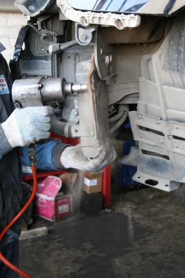 Отворачивание болта крепления радиатора охладителя рабочей жидкости вариатора Mitsubishi Outlander XL