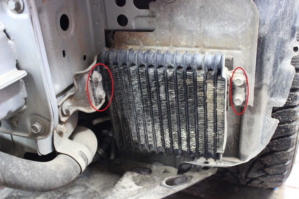 Размещение болтов крепления радиатора АКПП к кронштейнам кузова Mitsubishi Outlander XL