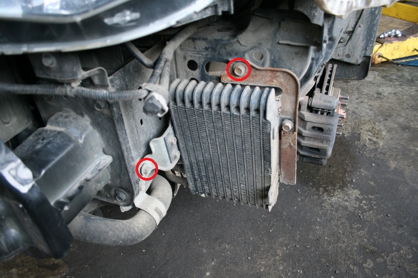 Размещение болтов крепления кронштейнов радиатора вариатора Mitsubishi Outlander XL