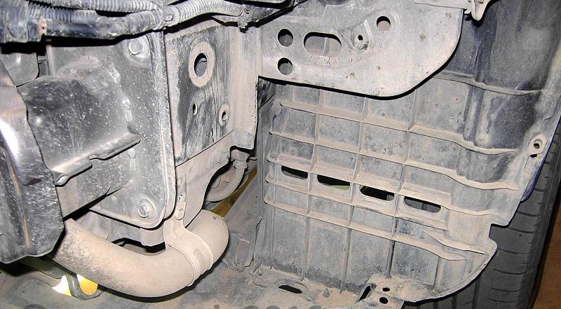 Место для установки кронштейнов крепления радиатора вариатора или АКПП Mitsubishi Outlander XL