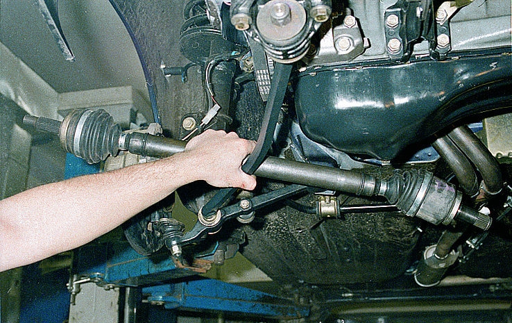 Снятие правого привода переднего колеса Лада Гранта (ВАЗ 2190)