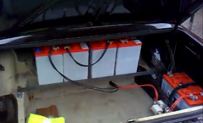 свинцово-кислотные аккумуляторы в багажнике Ваза на электротяге. Предохранитель и реле для отключения контура