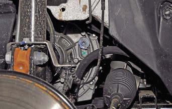 Проверка уровня и доливка масла в механическую коробку передач Рено Дастер