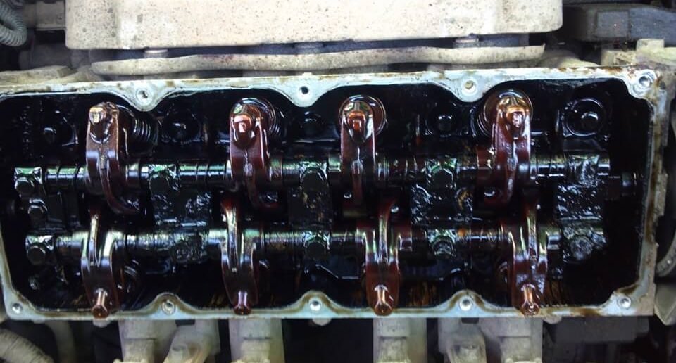 Вот так выглядят отложения нагара в двигателе