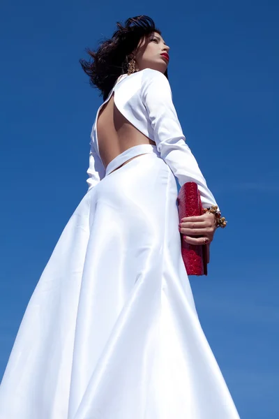 Портрет красивой женщины позируя в элегантный белый Атлас петух — стоковое фото