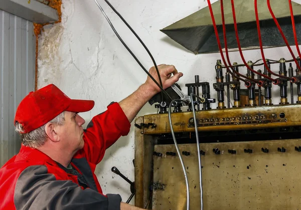 Профессиональные механики испытания дизель инжектор в своей мастерской — стоковое фото