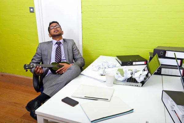 Индийский бизнесмен спит на стол — стоковое фото